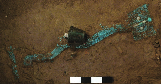 图为二里头遗址出土的绿松石龙形器和铜铃，系证明二里头是夏晚期都邑的重要物证之一 中国考古博物馆/ 供图